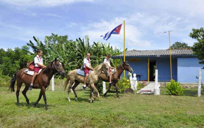 Escuela multigrado Hermanos Saíz, todos los días Adrián, Alejandro y Yordan llegan a la escuela sobre sus caballos