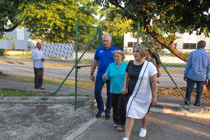 Bien temprano el Presidente cubano  votó en el Colegio Electoral #3, correspondiente a los CDR 2 y 6, de la circunscripción 57, en el municipio Playa. 