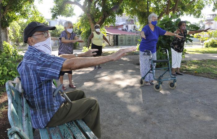 Clud de abuelo o adulto mayor relizando ejercicios.