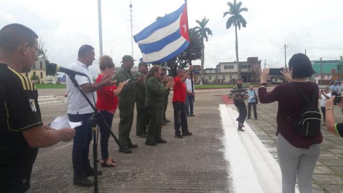 Un equipo de 63 trabajadores de la Empresa Eléctrica de Sancti Spíritus partió hoy hacia Pinar del Río