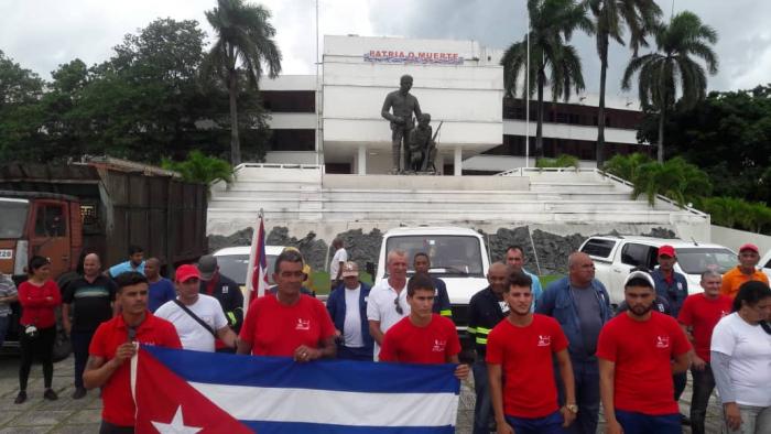 Un equipo de 63 trabajadores de la Empresa Eléctrica de Sancti Spíritus partió hoy hacia Pinar del Río