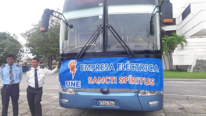 Un equipo de 63 trabajadores de la Empresa Eléctrica de Sancti Spíritus partió hoy hacia Pinar del Río