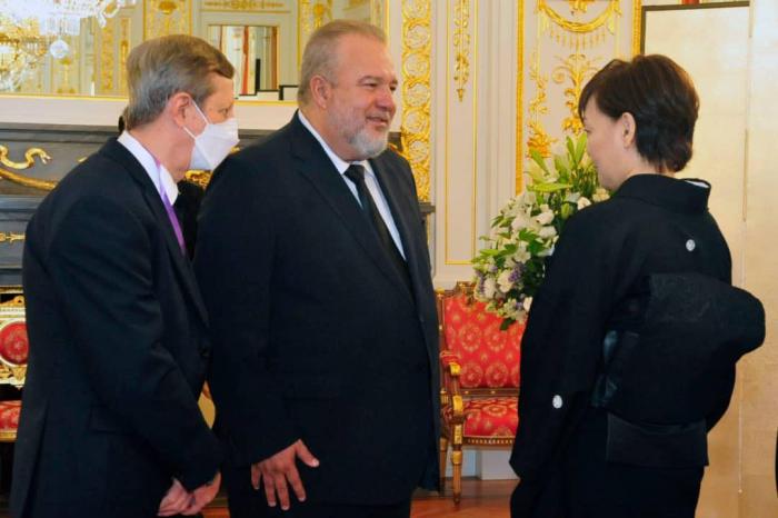 Primer Ministro cubano saludó al PM de Japón