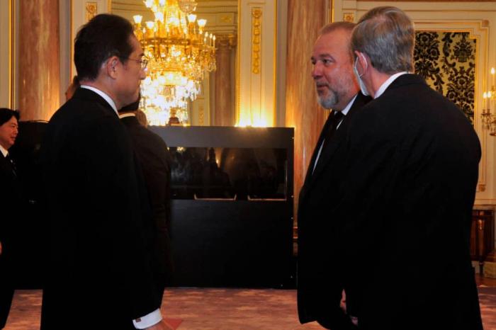 Primer Ministro cubano saludó al PM de Japón