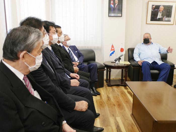 primer ministro con Sr. Furuya Keiji, presidente liga parlamentaria de amistad Japón cuba