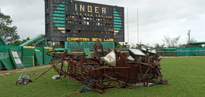 Además de las torres de alumbrado y los colchones, el viento derribó la jaula de bateo del estadio Capitán San Luis.