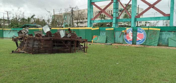 Además de las torres de alumbrado y los colchones, el viento derribó la jaula de bateo del estadio Capitán San Luis.