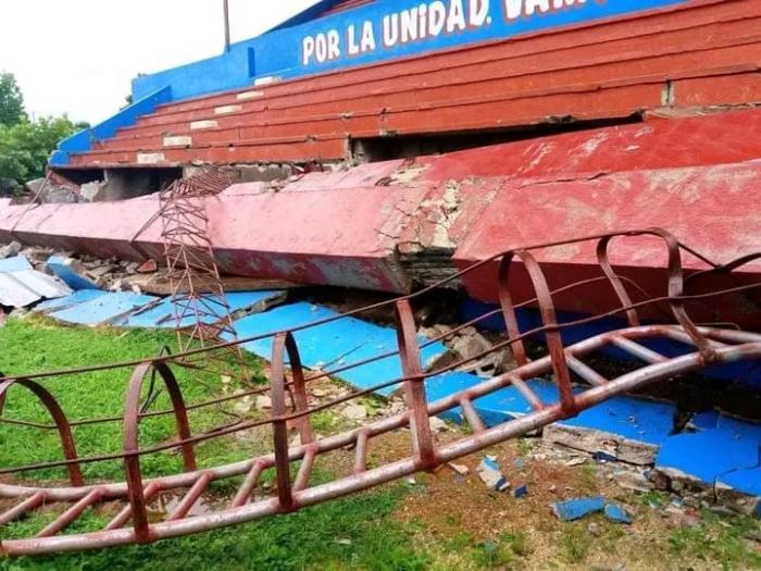 Así quedó el estadio de Artemisa tras el paso del huracán Ian por el occidente de Cuba.