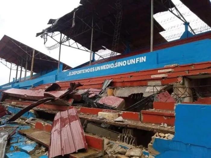 Así quedó el estadio de Artemisa tras el paso del huracán Ian por el occidente de Cuba.