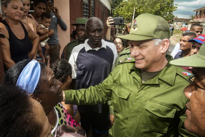 Un mar de pueblo llegó a rodear al mandatario, un contacto del que emergen verdades que son las que dan mucha luz a los dirigentes sensibles. Foto: Estudios revolución	
