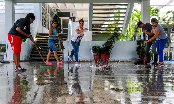 Labores de recuperación de saneamiento y recogida de desechos solidos tras el paso del huracán Ian por la provincia Pinar del Río,Vocacional Federico Engels