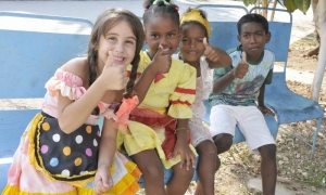 Niñas y niño muy felices en Cuba