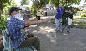 Clud de abuelo o adulto mayor relizando ejercicios.