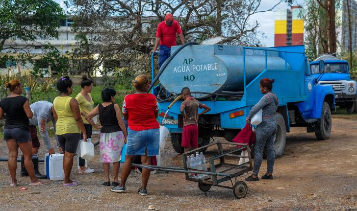 Díaz-Canel indicó emplear todas las pipas de que se dispongan para el abasto del agua