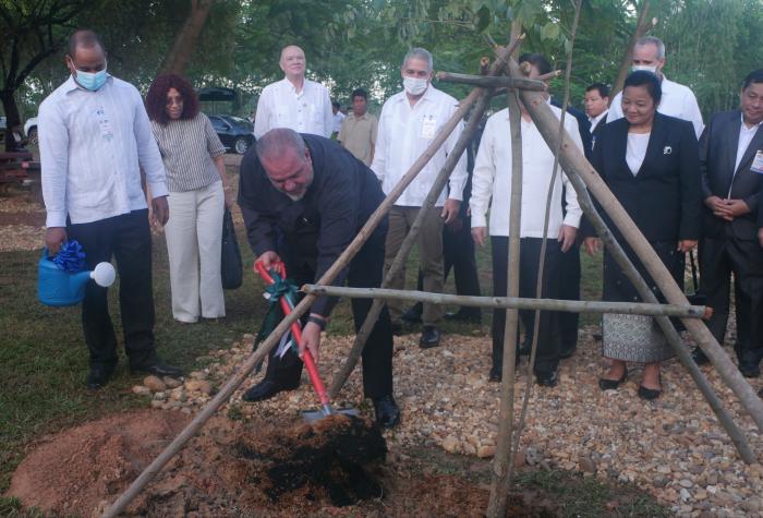 solidaridad entre Cuba y Laos