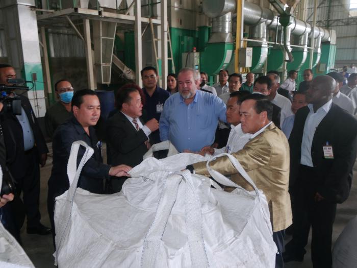 El Primer Ministro cubano recorrió la compañía agrícola Phanphet, dedicada a la producción de arroz y otros productos. Fotos: Estudios Revolución