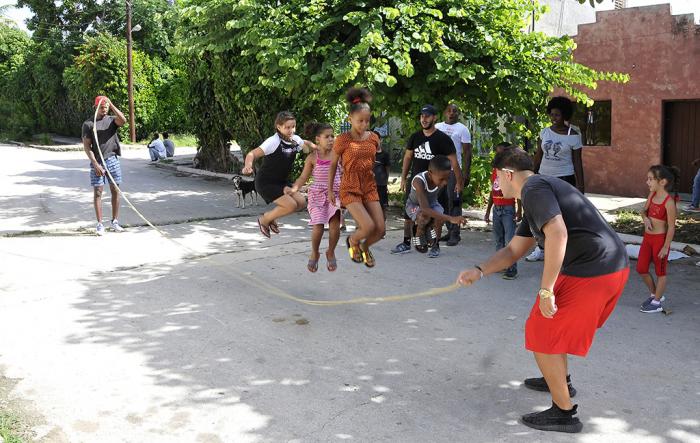 Actividad en el barrio de verano para los niños.