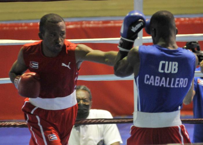 Proteccion contra el coronavirus,Tope de Boxeo Todo contra Todo,  combate entre Lazaro Alvarez de PRI de color rojo y Osvel D Caballero de Mayabeque de color azul.