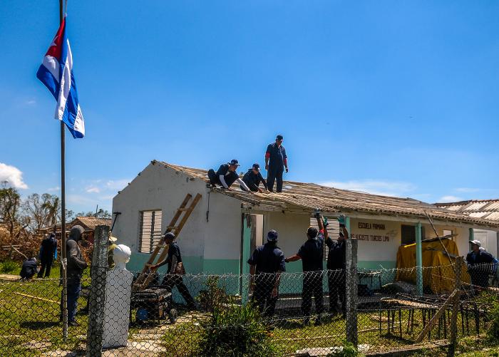 recuperan escuela primaria de los daños del ciclón en el poblado de La Coloma