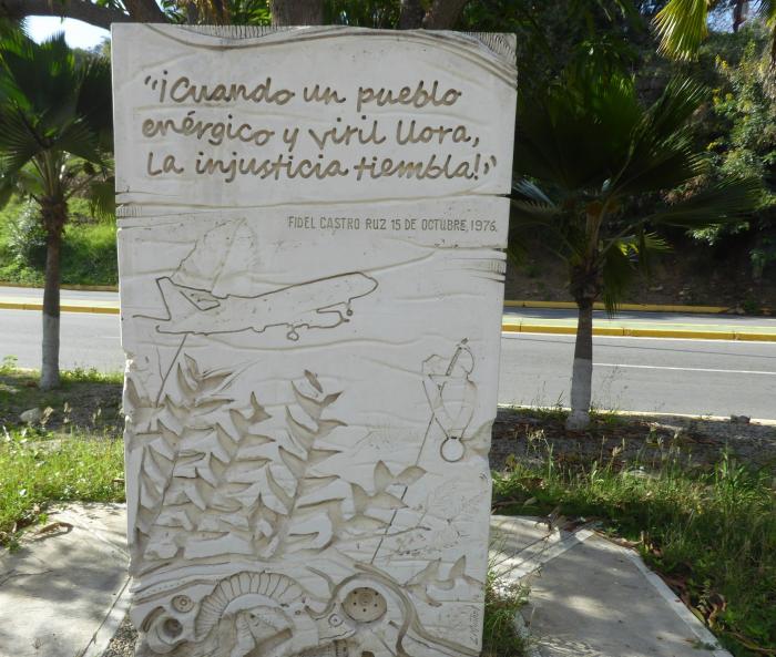 Monumento a los mártires de Barbados, a la entrada del aeropuerto de Maiquetía. 