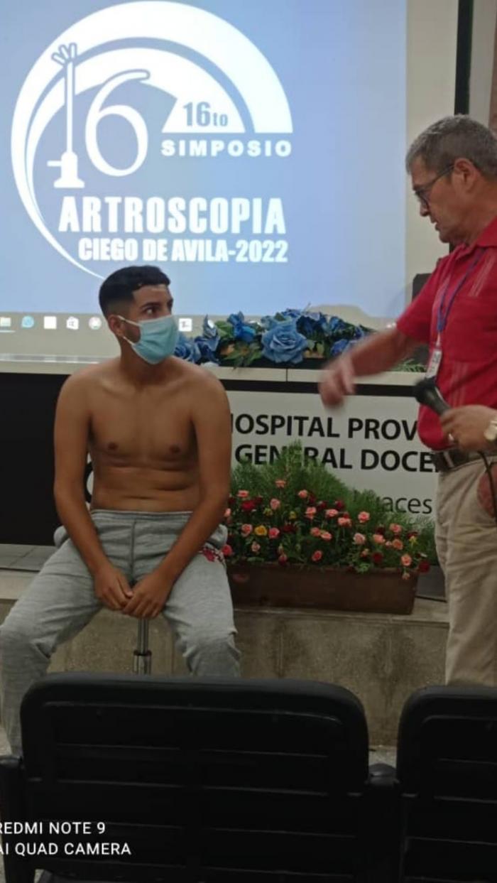 El prestigioso científico suizo, Doctor Eduard Buess, en la presentación de casos, intercambia con el lanzador Ernesto Alejandro Rodríguez Cruz, beisbolista de la categoría juvenil