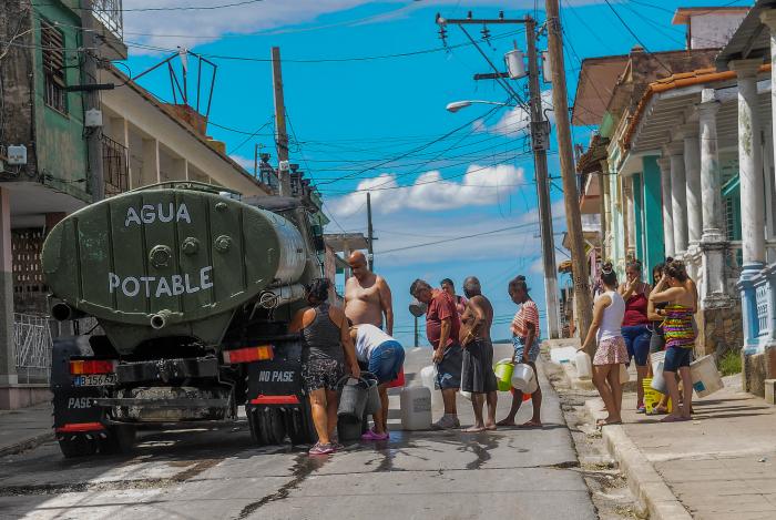 Labores de recuperación en la líneas eléctricas y telefónicas tras el paso del huracán Ian por la provincia Pinar del Río
