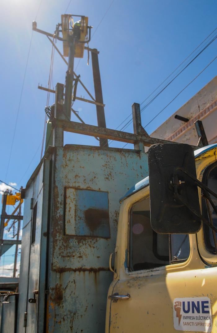 Labores de recuperación  tras el paso del huracán Ian por la provincia Pinar del Río, Recogida de desechos sólidos y restauración de líneas eléctricas