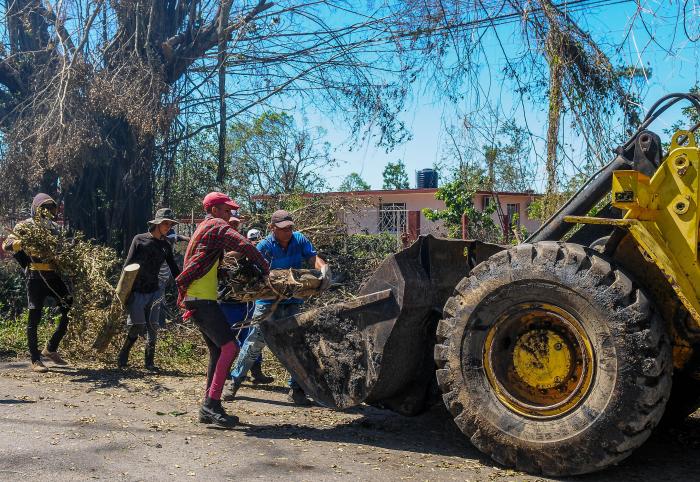 Labores de recuperación  tras el paso del huracán Ian por la provincia Pinar del Río, Recogida de desechos sólidos y restauración de líneas eléctricas