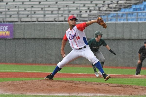 Roberto Hernández, el lanzador ganador de Cuba frente a Venezuelka.