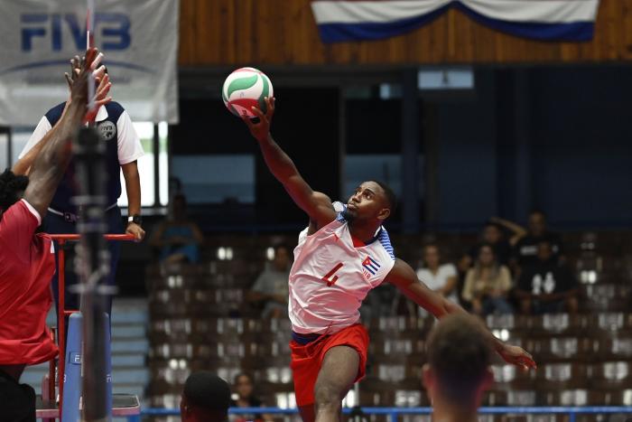 Bryan Camino es el jugador que, por su baja estatura (1,84 metros), cualquier director técnico de equipo lo rechazaría, en esta época de gigantes en la cancha de voleibol.