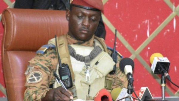 Traoré jura como presidente de transición de Burkina Faso