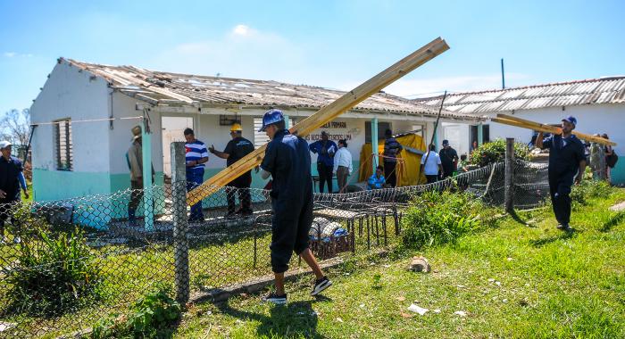 Labores de recuperación  tras el paso del huracán Ian por la provincia Pinar del Río, Brigada Martha Machado recuperan escuela primaria de los daños del ciclón en el poblado de La Coloma