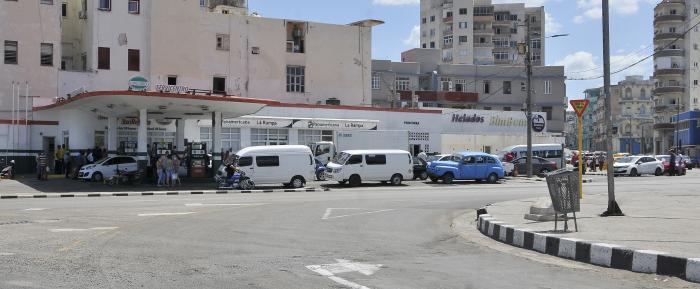 Cupet,cola para la compra de combustible.