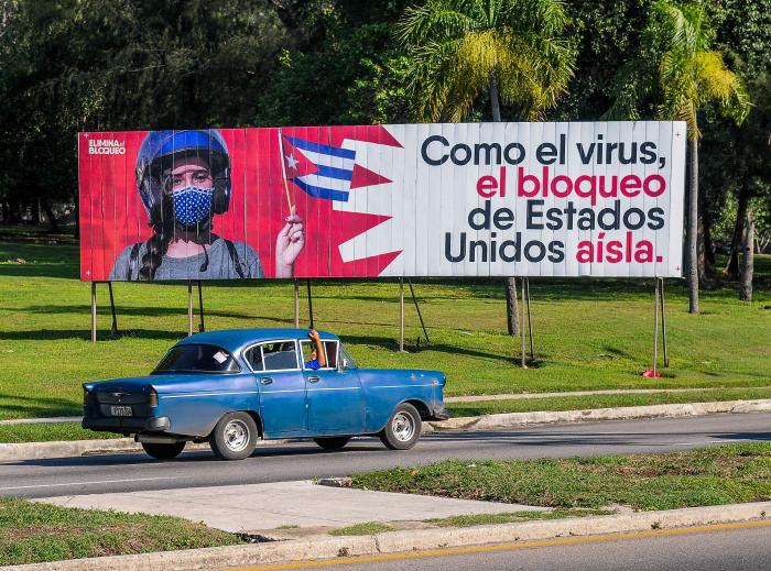 Cartel contra el bloqueo en avenida Boyeros.