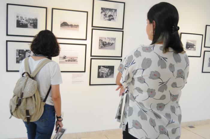 Inauguración de Exposición fotográfica. Colección de instantáneas del fotógrafo Raúl Corrales que recogen momentos en torno a la crisis de octubre. Centro de Prensa Internacional.