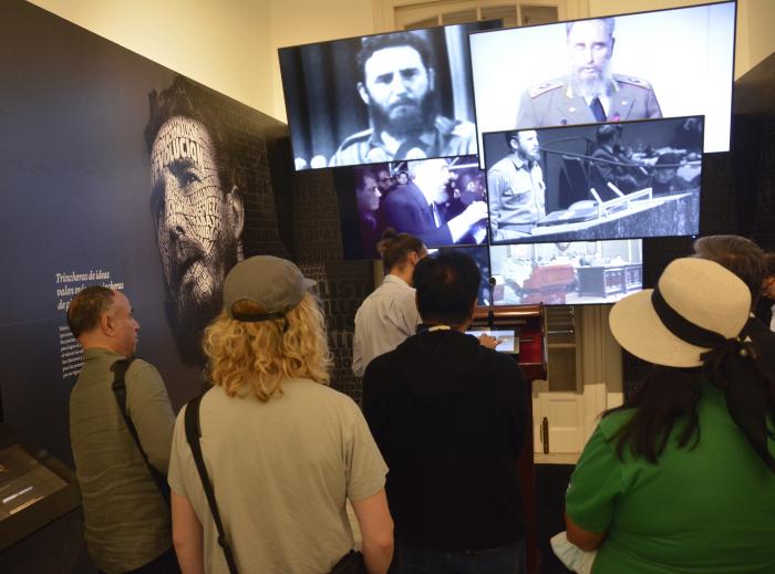 Encuentro Internacional de Partidos Comunistas y Obreros en La Habana. Visita de los delegados al Centro Fidel Castro.