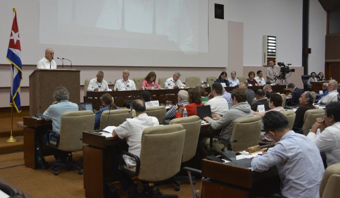 Inicio de las sesiones de trabajo del Encuentro de Partidos Comunistas y Obreros presidido por el Dr. Roberto Morales Ojeda, miembro del Buró Político
