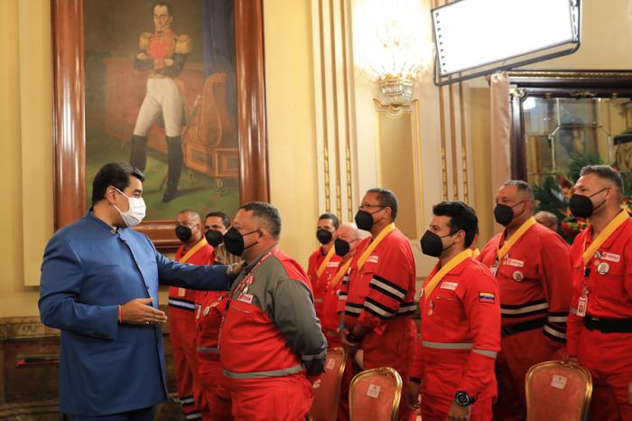 Momento en que el presidente Maduro condecoró los 43 bomberos y expertos de la estatal Pdvsa por la solidaridad demostrada durante la extinción del incendio en Supertanqueros 