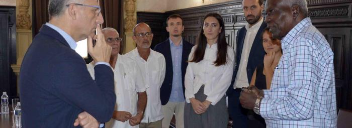 El eurodiputado, miembro del Partido Democrático en Italia, recorrió salas de interés en el Capitolio junto con la delegación que lo acompaña.