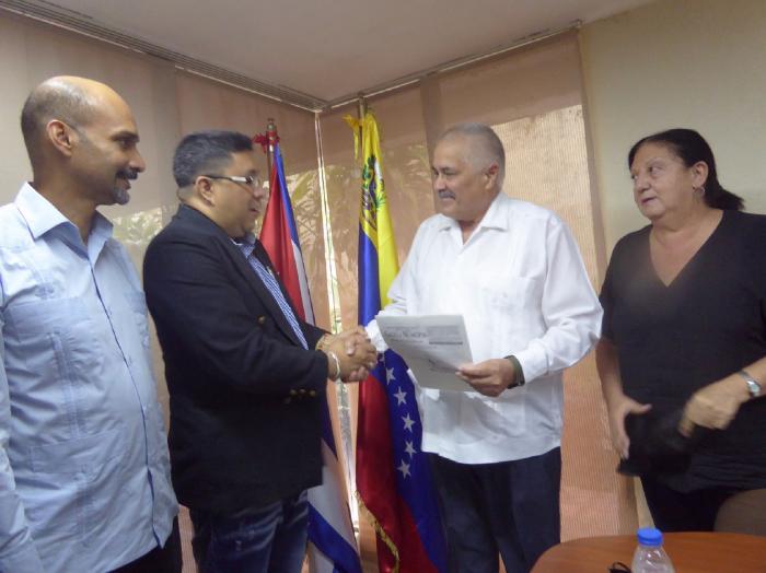 El embajador cubano, Dagoberto Rodríguez Barrera, Recibe el texto de la declaración del Consejo del Municipio Libertador. 