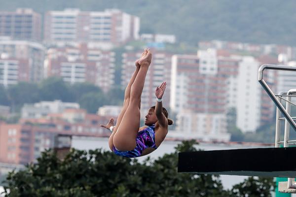 Yenifer Medina, de Cuba, compite en la final de la plataforma de 10 metros del clavado de los I Juegos Panamericanos Júnior.