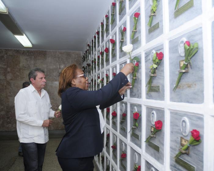 Ofrenda floral a los caidos por la independencia de Angola, con la presencia de la La Embajadora Extraordinaria y Plenipotenciaria de la República de Angola en Cuba