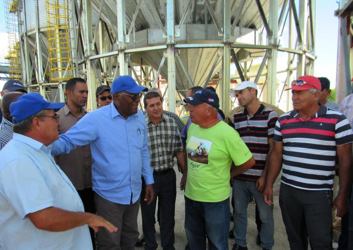 El proceso de contratación con los productores fue uno de los aspectos abordados por Valdés Mesa durante el encuentro con directivos de la planta de Acopio, Beneficio y Empaque de Granos situada en Velasco.