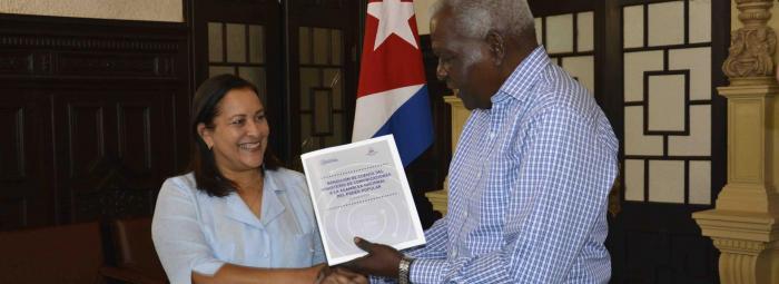 El Presidente del Parlamento cubano, Esteban Lazo, recibió el informe de manos de la ministra de Comunicaciones, Mayra Arevich. 
