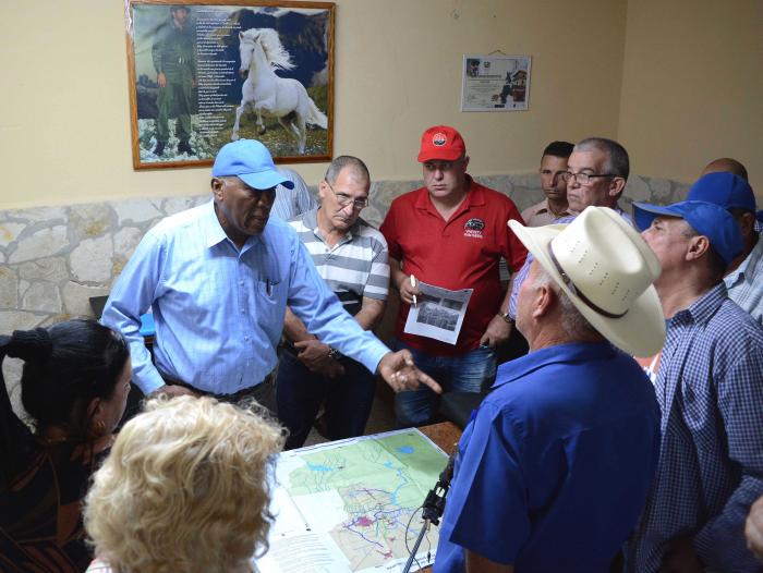 Valdés Mesa analizó junto a directivos de la Agricultura las maneras de rehabilitar y darle valor de uso al sistema de riego existente en la localidad de Camalote.