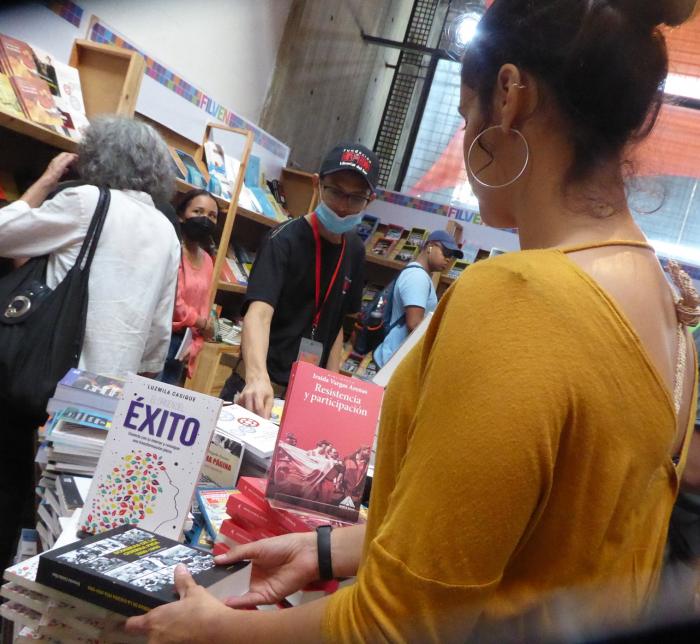   Stand cubano en Filven 2022, nutrido de público.