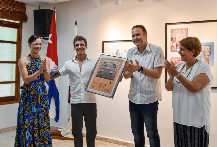 En la sala Villena de la Uneac le fue entregado el Premio Internacional Honorifico de Danza Josefina Méndez a Joaquín De Luz, director artístico de la Compañía Nacional de Danza de España.