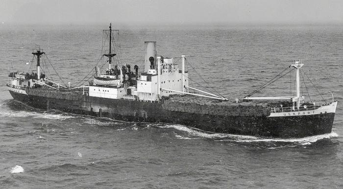 Vista panorámica del buque mercante Río Damují antes de ser adquirido por la Empresa Navegación Mambisa.