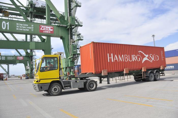 Zona en desarrollo Mariel; carga de contenedores por camion.