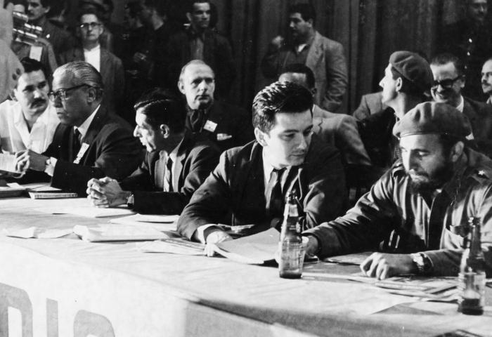 Fidel en el acto de graduacion de los maestros voluntarios en la CTC, La Habana.Lo acompaña e Dr. Armando Hart Dàvalos, ministro de Educaciòn